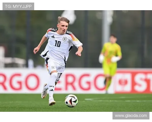 德国队新赛季号码更新：乌尔比希、伦纳特-卡尔、沙德出战